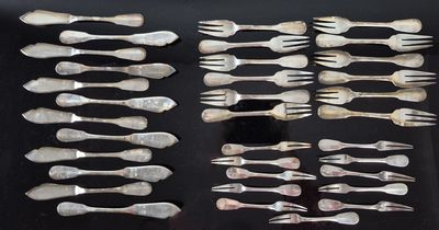 ERCUIS modèle uniplat. Partie de ménagère en métal argenté c…