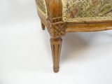 une chaise en bois dont l'assise est recouverte d'un tissu à motifs floraux