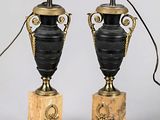 paire de lampes en forme d'urne, noires et dorées, sur des socles en marbre