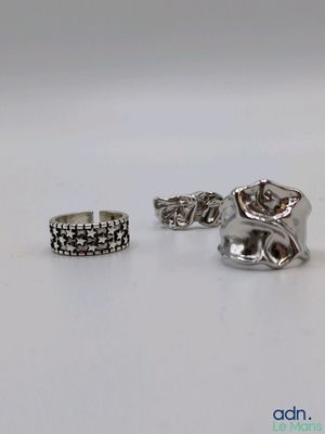 deux bagues en argent et une bague en argent sur un fond blanc