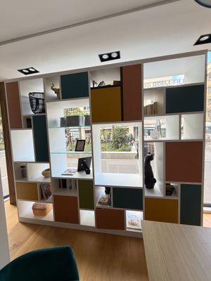 Bibliothèque en bois stratifié déstructurée - Élégance moderne