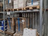 de nombreux cartons et boîtes sur les étagères de l'entrepôt