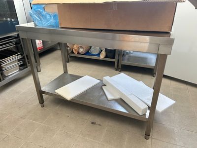 une grande table en métal sur laquelle se trouve une boîte