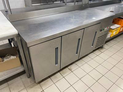 Un réfrigérateur bas autonome FAGOR en inox à 3 portes, avec…