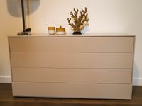 Commode et paire de chevets en mélaminé laqué beige et marro… (photo 2)
