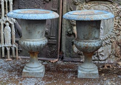 deux urnes placées l'une à côté de l'autre devant une porte