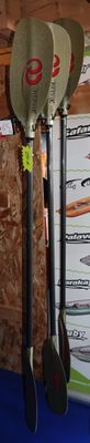 trois pagaies accrochées au mur les unes à côté des autres