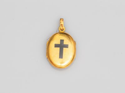 un fermoir en or orné d'une croix