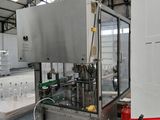 une image d'une machine à l'intérieur d'un bâtiment