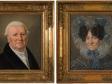 deux portraits d'un homme et d'une femme sont présentés dans un cadre en or