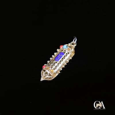 un gros plan d'un petit bateau sur l'eau, la nuit