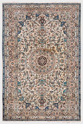 tapis persan ancien à motif floral sur fond beige