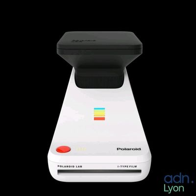 une image représentant un appareil photo Polaroid blanc muni d'un bouton rouge