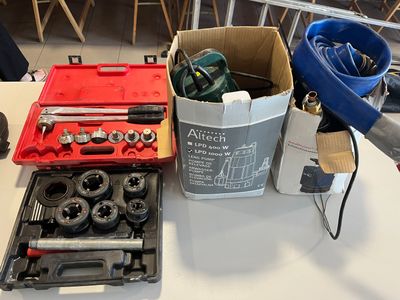 une boîte d'outils posée sur une table à côté d'une boîte d'outils