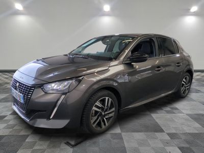 la voiture grise est garée sur le sol à carreaux d'une pièce