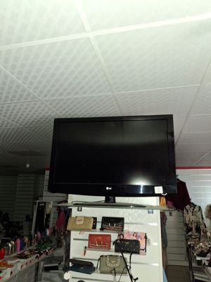 un téléviseur à écran plat fixé au mur d'une pièce
