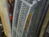 un ventilateur métallique posé par terre