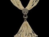 un gros plan d'un collier de perles sur fond noir