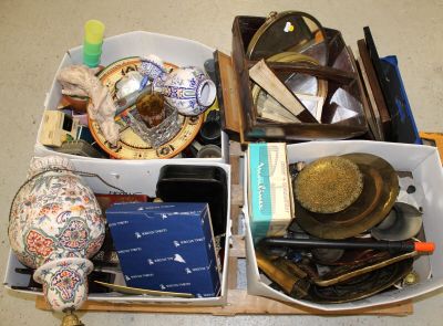 Lot de vaisselle, bibelots et pièces encadrées contenus dans… - Photo 1