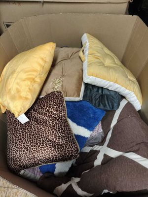 une boîte en carton remplie d'oreillers et de couvertures