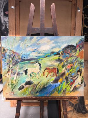 un tableau posé sur un chevalet dans une pièce