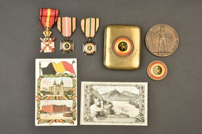 de nombreuses médailles et cartes sur la table