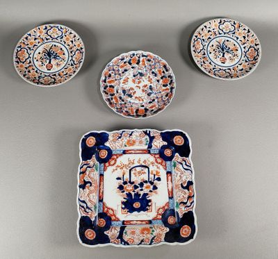trois assiettes et un bol sont posés sur une table
