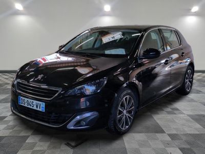 la voiture noire est garée dans le garage sur le sol en damier