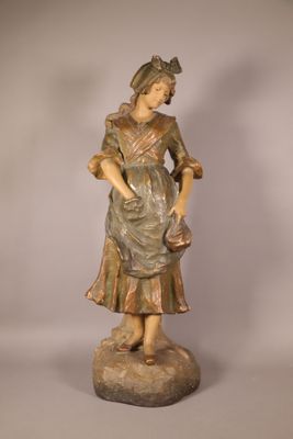 statue d'une femme tenant un panier de fleurs à la main