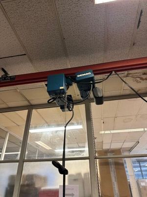 une photo d'une pièce avec une fenêtre et un ventilateur de plafond