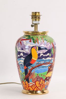 un vase coloré orné d'un oiseau, posé sur une table