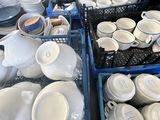 de nombreux types de plats et de tasses sur la table