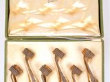 une boîte contenant cinq types différents de brosses à cheveux