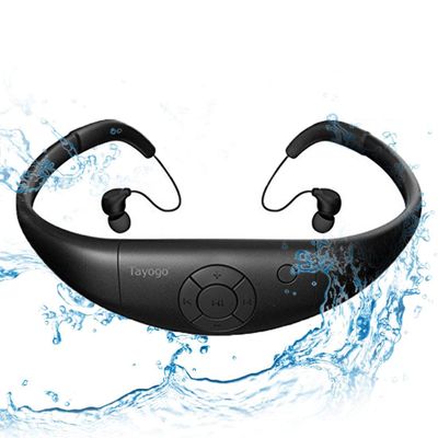 un gros plan sur un casque audio entouré d'éclaboussures d'eau