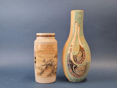 deux vases placés l'un à côté de l'autre sur un fond bleu