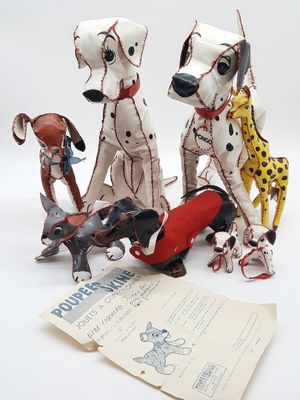 de nombreuses figurines de chiens de toutes sortes sur la table