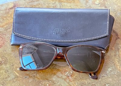 une paire de lunettes de soleil et un étui posés sur une table