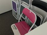 Plusieurs chaises sont alignées contre un mur dans une pièce