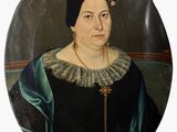 portrait d'une femme en robe noire, portant une chaîne en or autour du cou