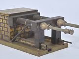 une petite machine posée sur une surface blanche
