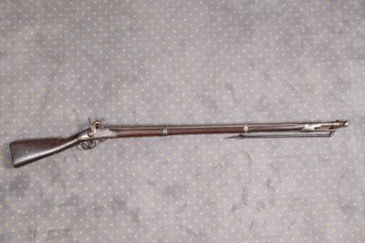 un pistolet posé par terre
