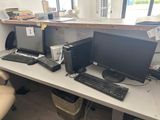 un bureau sur lequel sont posés deux écrans d'ordinateur et un clavier