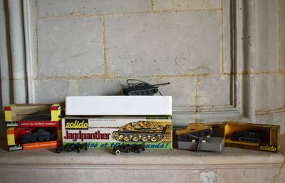 une pile de jouets assortis sur une étagère à côté d'un mur de briques