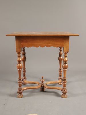 une vieille table en bois avec deux pieds et un petit plateau