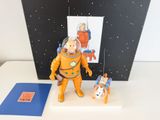 une figurine représentant un astronaute et son chien