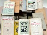 plusieurs livres empilés sur une table
