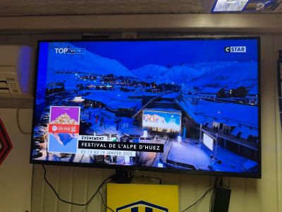 une télévision à écran plat accrochée au mur dans une pièce