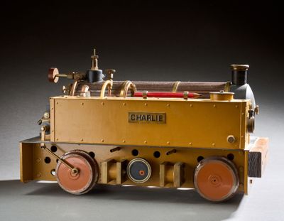 un petit train posé sur une table