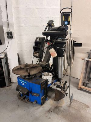 une machine qui se trouve dans une pièce avec de nombreux outils