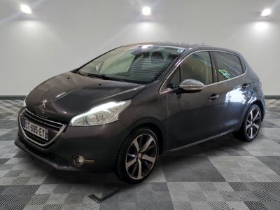 la voiture grise est garée sur un sol en damier dans le garage